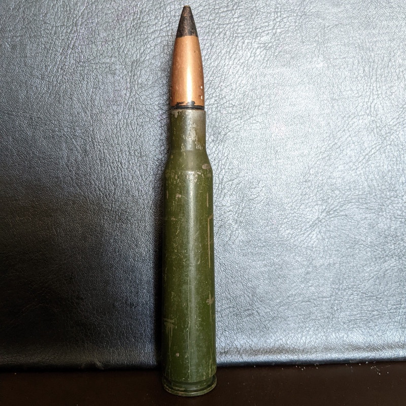 Mô hình viên đan 12ly7 bằng sắt lớn màu xanh trưng bày