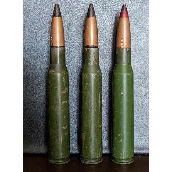 Mô hình viên đan 12ly7 bằng sắt lớn màu xanh trưng bày