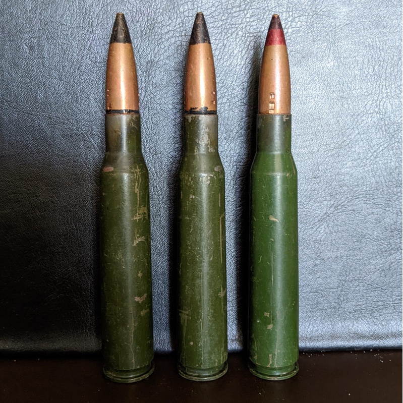 Mô hình viên đan 12ly7 bằng sắt lớn màu xanh trưng bày