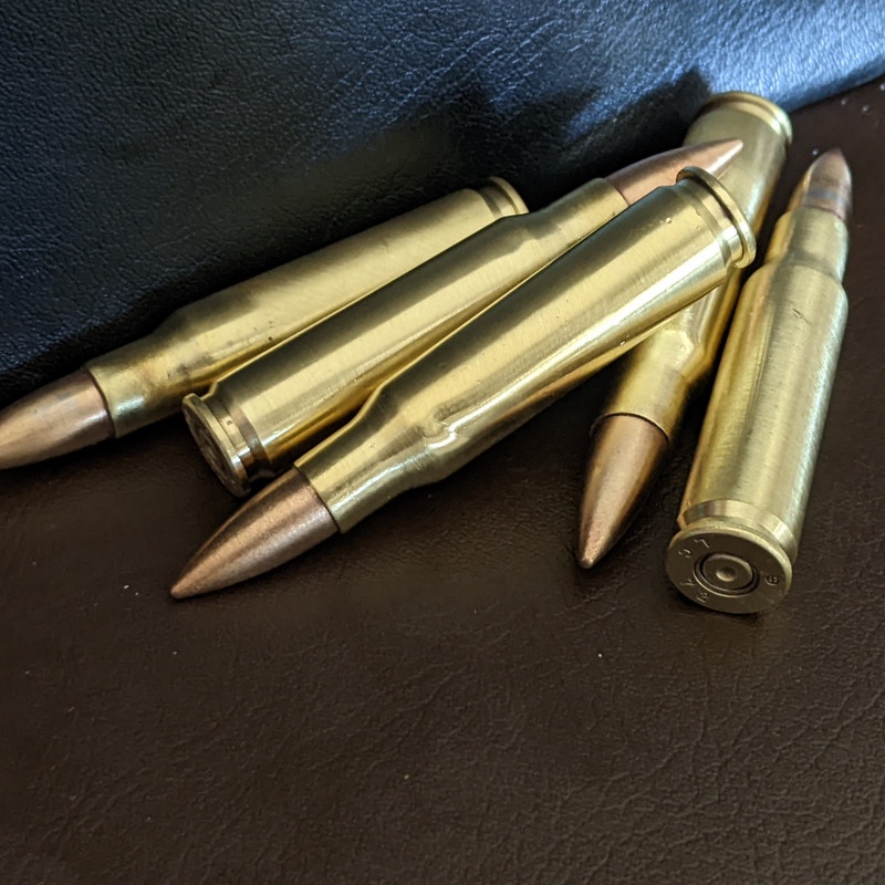 Mô hình viên đan M60 bằng đồng trưng bày