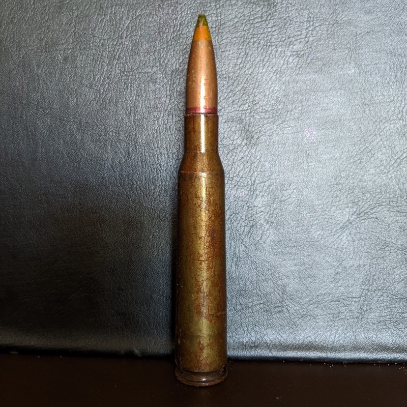 Viên đan 12ly7 bằng sắt lớn màu nâu trưng bày