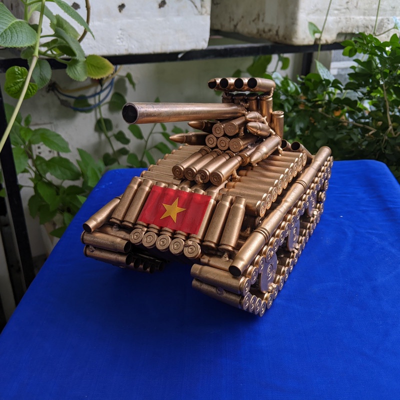 Mô hình Xe tăng chiến đấu cỡ nhỏ phiên bản cũ bằng vỏ cattut