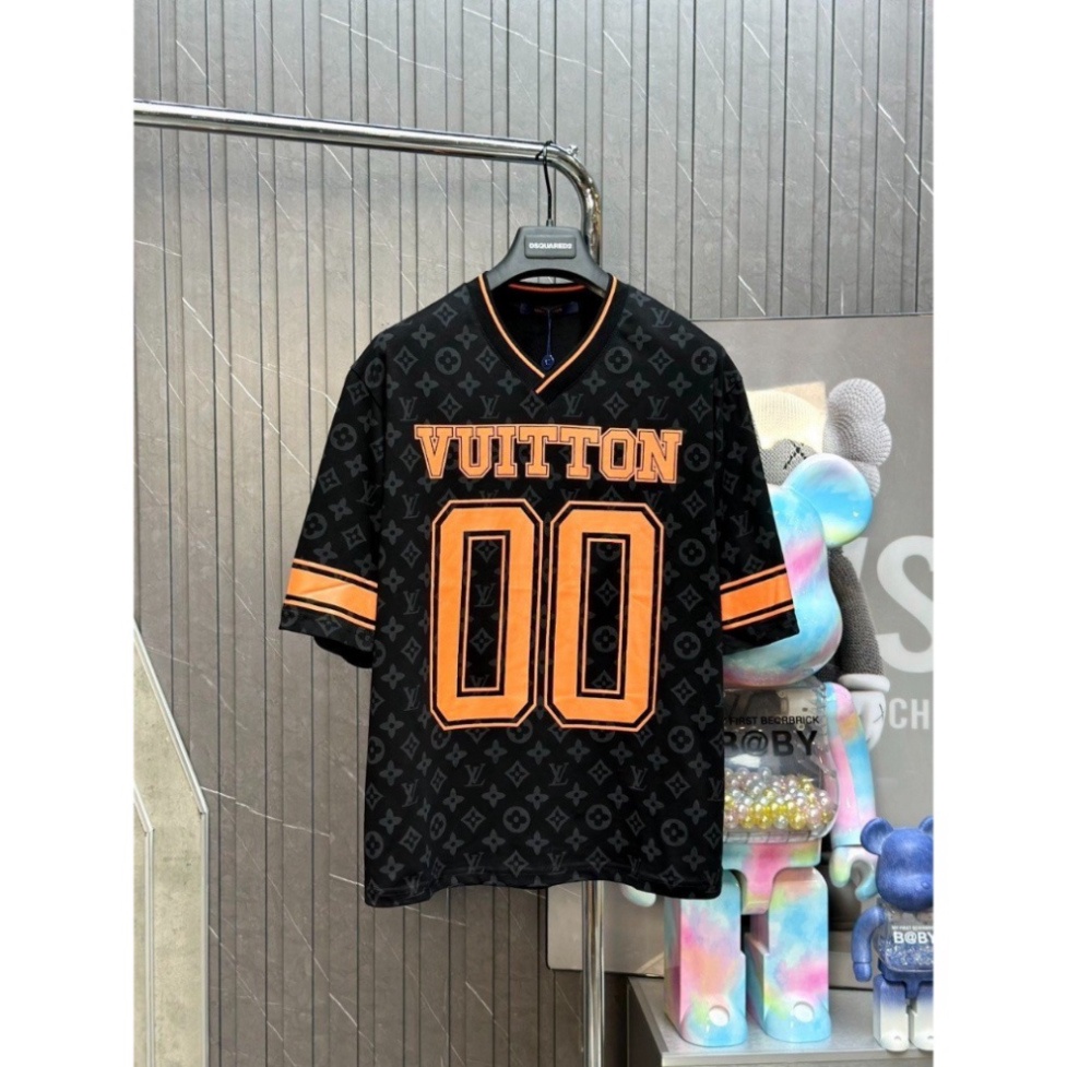 ÁO THUN LOUIS VUITON SPORTY 00 , ÁO THUN LV ĐEN CAM NAM NỮ UNISEX .TheStrawBerry
