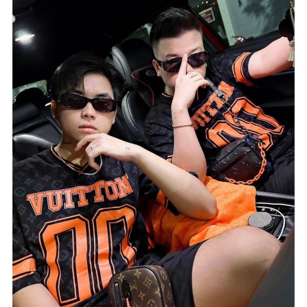 ÁO THUN LOUIS VUITON SPORTY 00 , ÁO THUN LV ĐEN CAM NAM NỮ UNISEX .TheStrawBerry