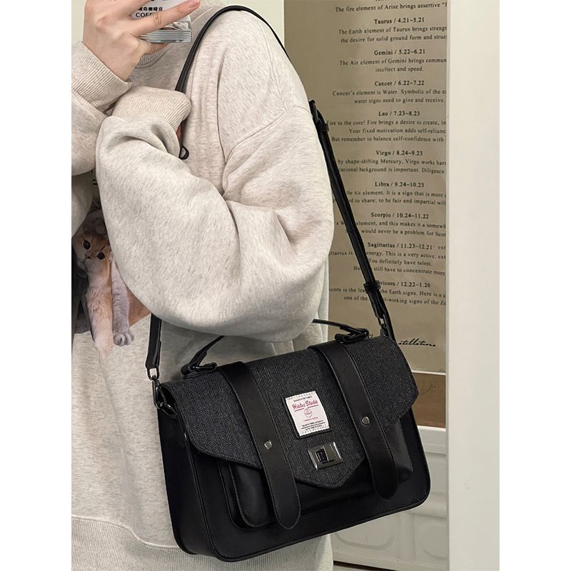 Túi Đeo Chéo Vải Tuýt Hình Vuông Họa Tiết Kẻ Sọc Đơn Giản Phong Cách Anh Quốc Cổ Điển Có Khóa Cài