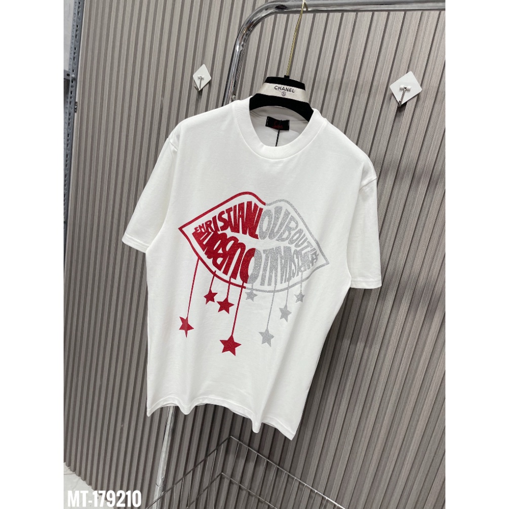 Áo Phông Louboutin họa tiết đôi môi đỏ trắng Hàng siêu cấp ép kim tuyến trước sau. Áo Thun Unisex Nam Nữ Hotrend 2023.