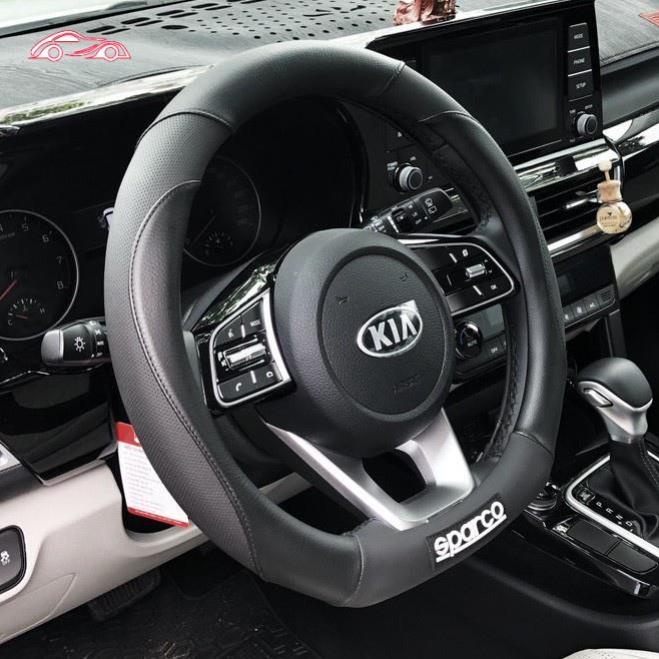 Bọc vô lăng ô tô dạng Dcut cho KIA SELTOS, SONET, XL7, almera, kick, k5, territory, MG, vfe34, vf8 mã SPC116BKS