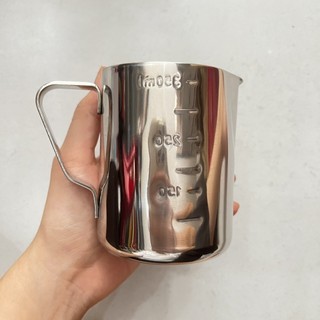 Ca đánh sữa inox có vạch chia bên ngoài 350ml-600ml-900ml