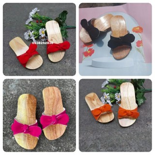 Guốc gổ  mộc đế đen quai nơ nhung  dành cho bé gái., bé trai