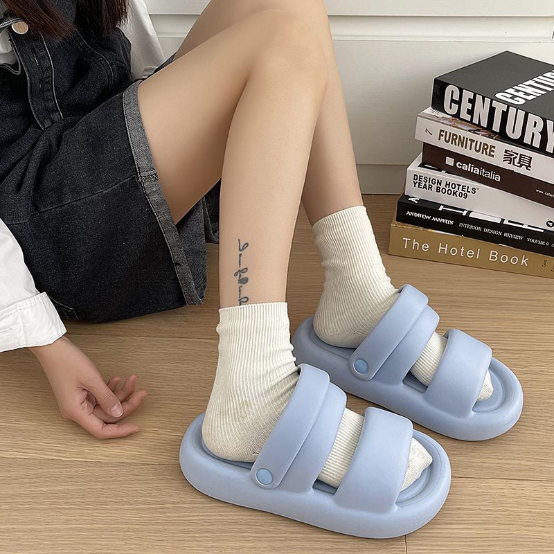 Dép cao Người phụ nữ đi dép lê cao hơn dưới đáy dày