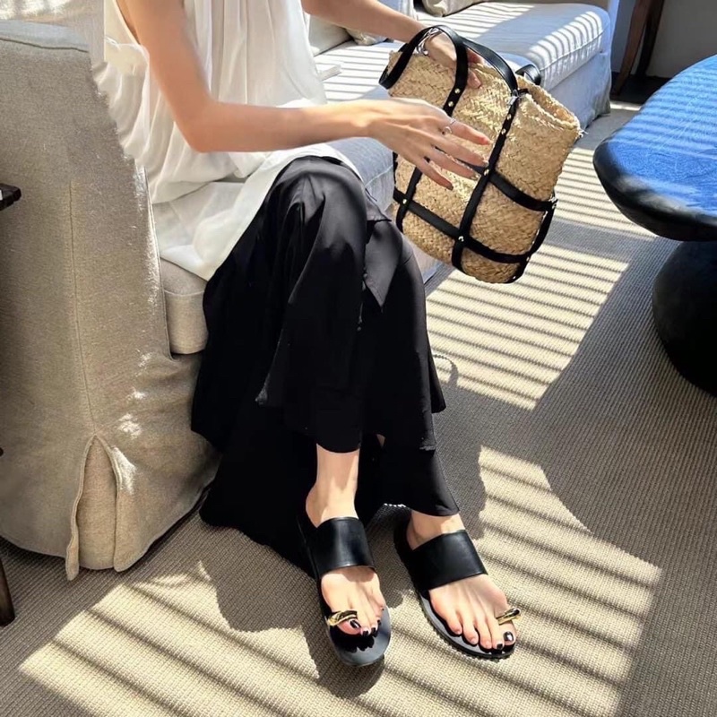 Dép xỏ ngón quai da đính charm kim loại