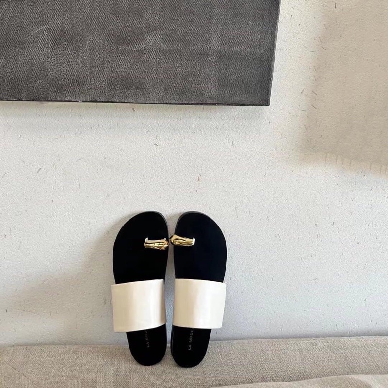 Dép xỏ ngón quai da đính charm kim loại