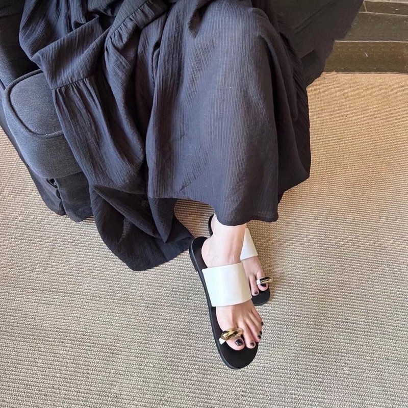 Dép xỏ ngón quai da đính charm kim loại