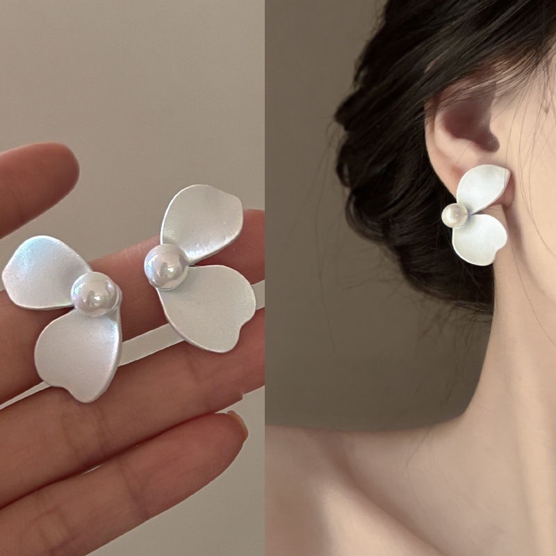 Bông Tai Hình Hoa Đính Ngọc Trai Trắng Trà Phong Cách Pháp Cổ Điển Sang Trọng Thời Trang Cao Cấp