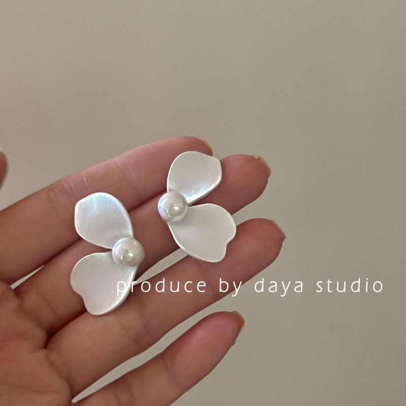 Bông Tai Hình Hoa Đính Ngọc Trai Trắng Trà Phong Cách Pháp Cổ Điển Sang Trọng Thời Trang Cao Cấp