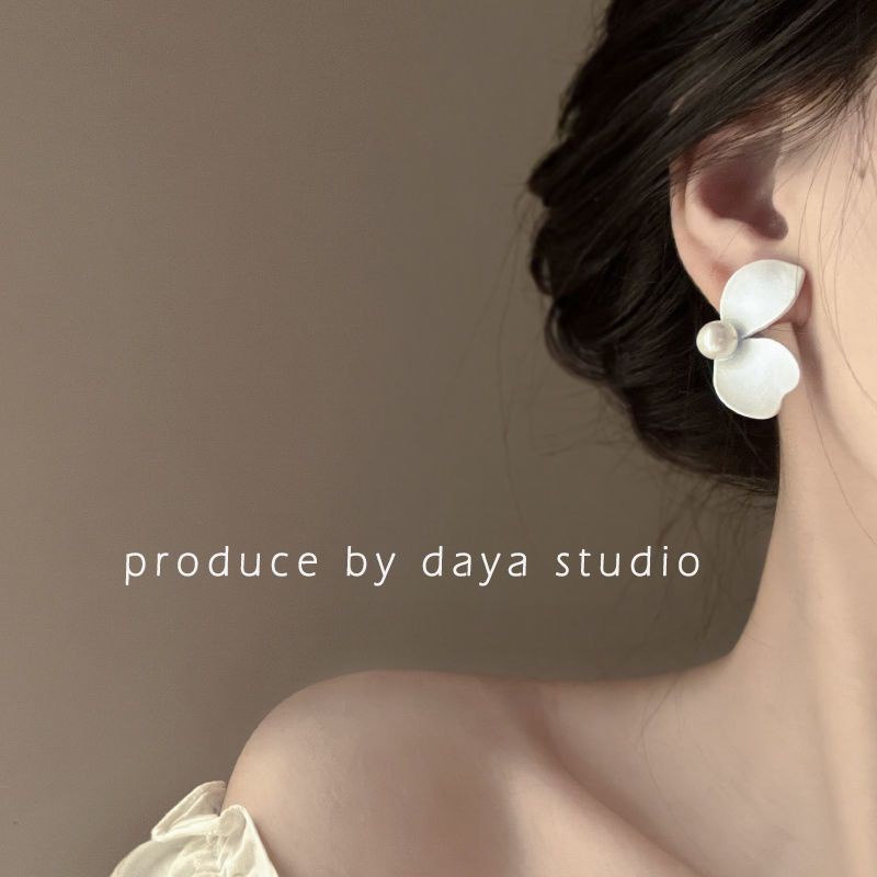 Bông Tai Hình Hoa Đính Ngọc Trai Trắng Trà Phong Cách Pháp Cổ Điển Sang Trọng Thời Trang Cao Cấp