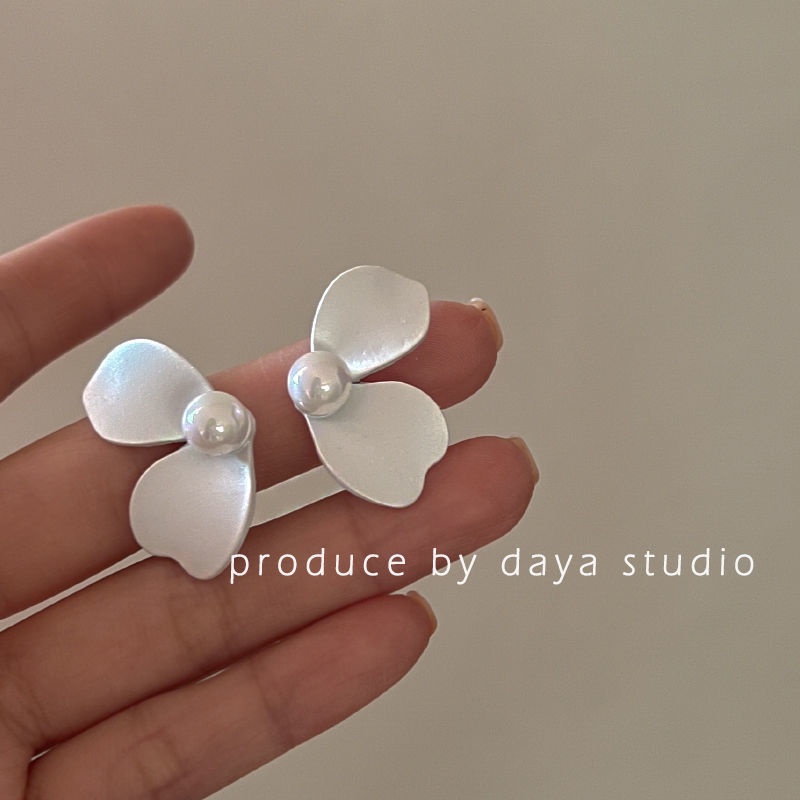 Bông Tai Hình Hoa Đính Ngọc Trai Trắng Trà Phong Cách Pháp Cổ Điển Sang Trọng Thời Trang Cao Cấp