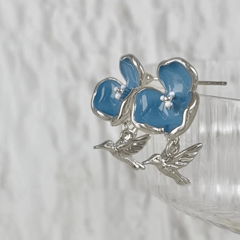 Bông Tai Hình Hoa Phong Cách Cổ Điển Màu Xanh Dương Và Trắng Cao Cấp