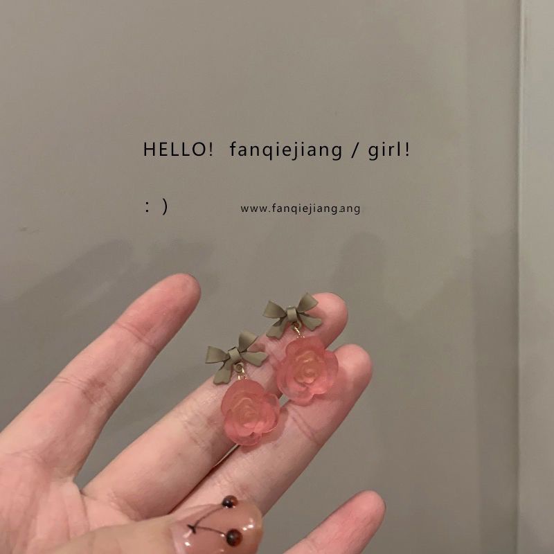 Khuyên Tai Hình Bông Hoa Phù Hợp Với Mùa Hè Dành Cho Nữ