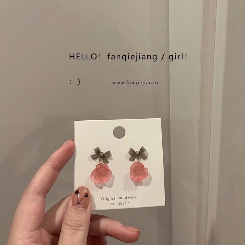 Khuyên Tai Hình Bông Hoa Phù Hợp Với Mùa Hè Dành Cho Nữ