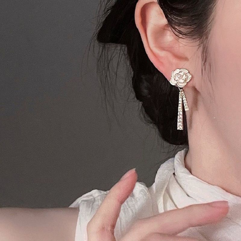 Bông Tai Hình Hoa Dát Ngọc Trai Sang Trọng Thời Trang Mùa Hè 2023