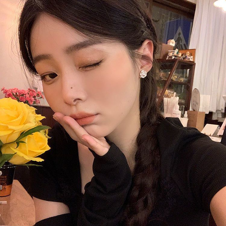 Bông Tai Hình Hoa Phong Cách Pháp Sang Trọng Thời Trang 2023