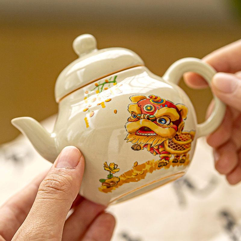 Ấm Trà Bằng Gốm Sứ Phong Cách Trung Hoa Cổ Điển
