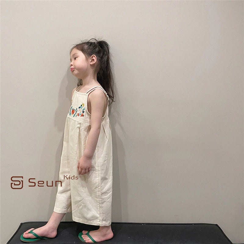 Jumpsuit 2 dây bé gái có thêu hoa trước ngực màu be xuân hè