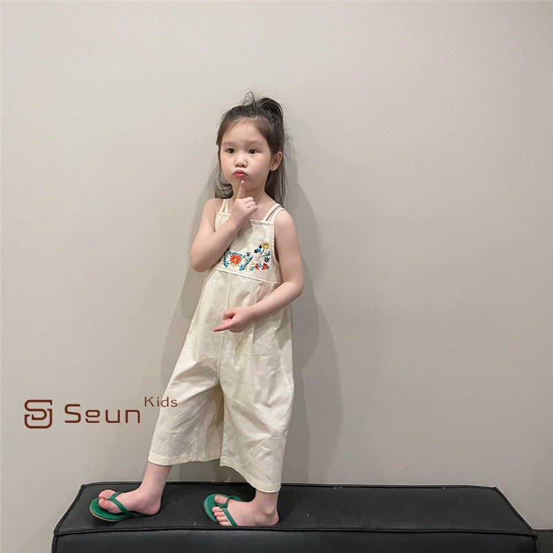 Jumpsuit 2 dây bé gái có thêu hoa trước ngực màu be xuân hè