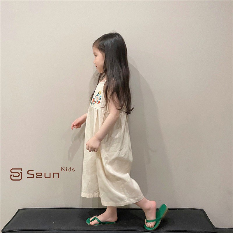 Jumpsuit 2 dây bé gái có thêu hoa trước ngực màu be xuân hè