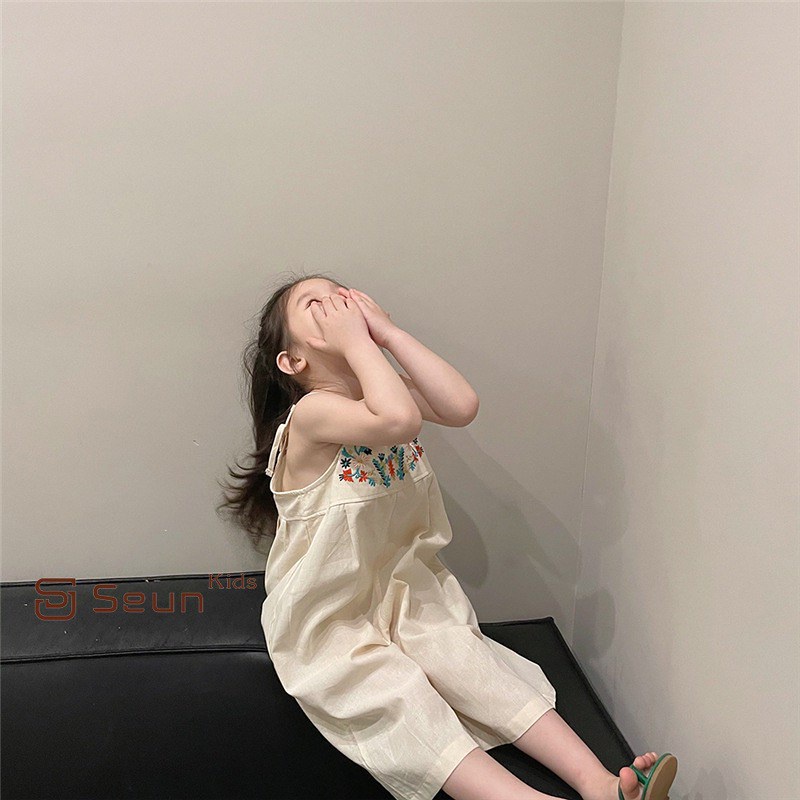Jumpsuit 2 dây bé gái có thêu hoa trước ngực màu be xuân hè