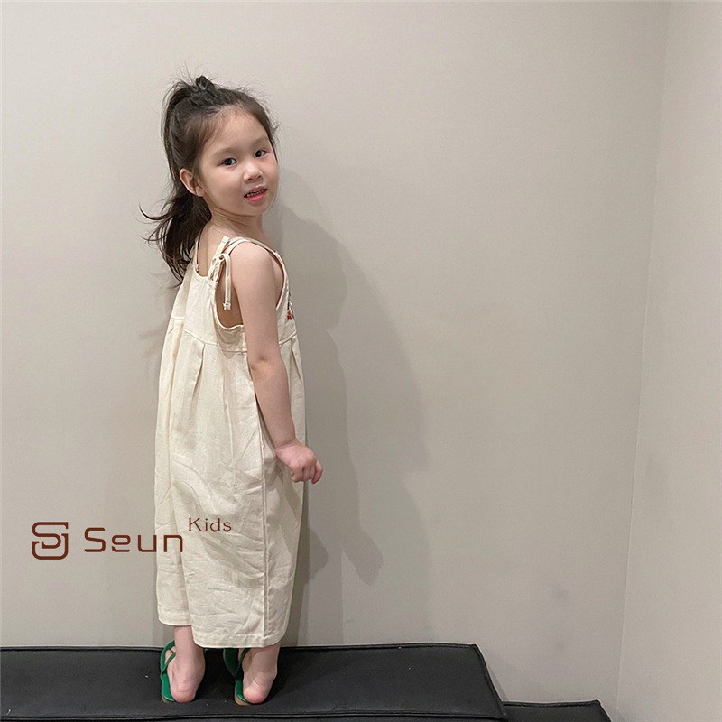 Jumpsuit 2 dây bé gái có thêu hoa trước ngực màu be xuân hè