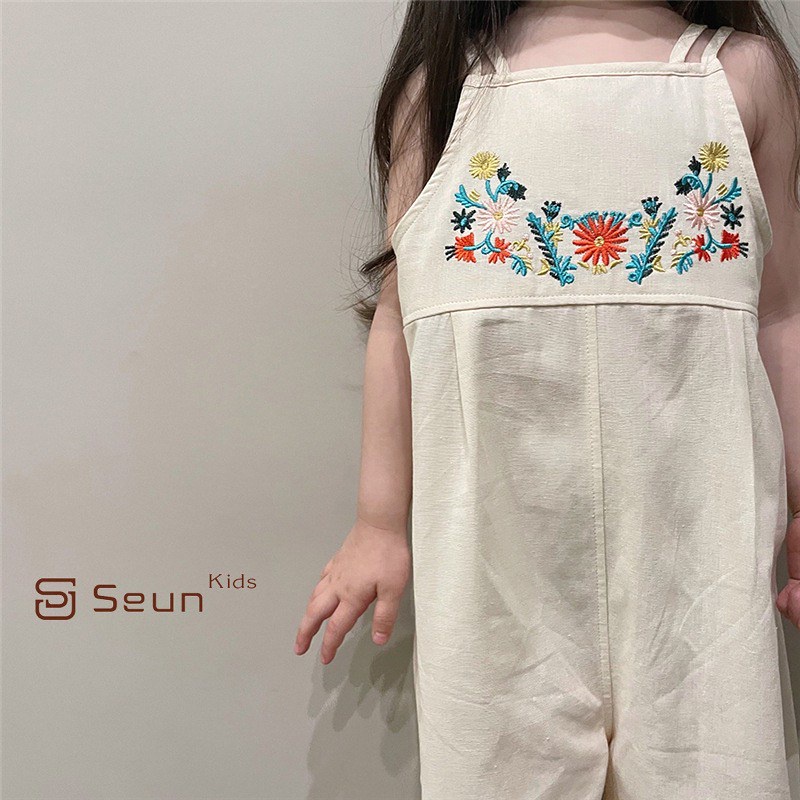 Jumpsuit 2 dây bé gái có thêu hoa trước ngực màu be xuân hè