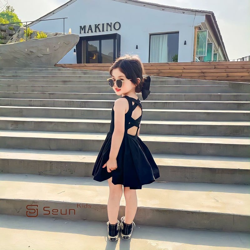 Đầm thun đen bé gái 2 dây đan chéo sau lưng xuân hè