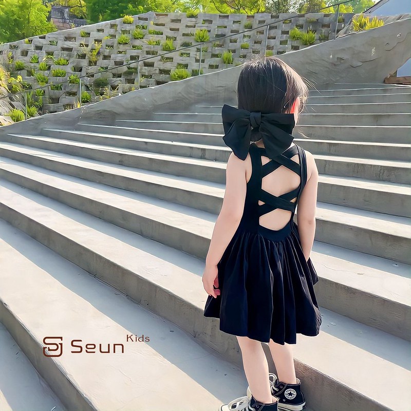 Đầm thun đen bé gái 2 dây đan chéo sau lưng xuân hè