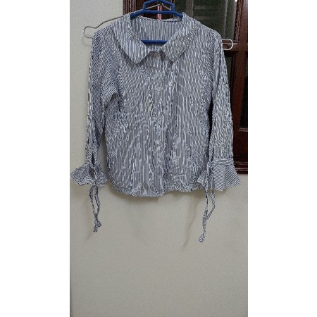Áo sơ mi kẻ nhỏ nữ size S.