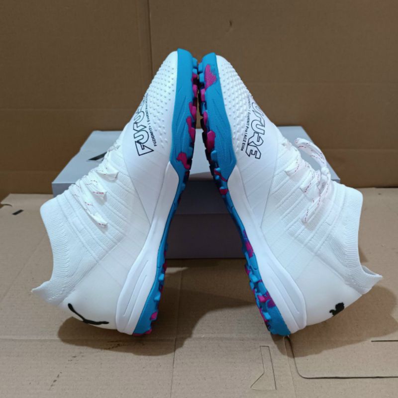 Giày Bóng Đá Sân Cỏ Nhân Tạo Pume trắng