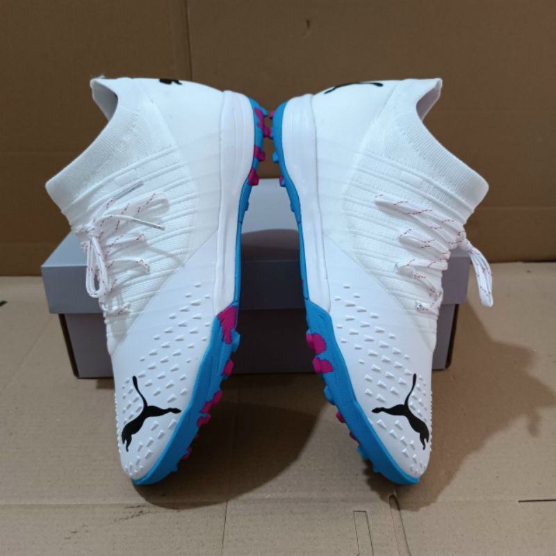 Giày Bóng Đá Sân Cỏ Nhân Tạo Pume trắng