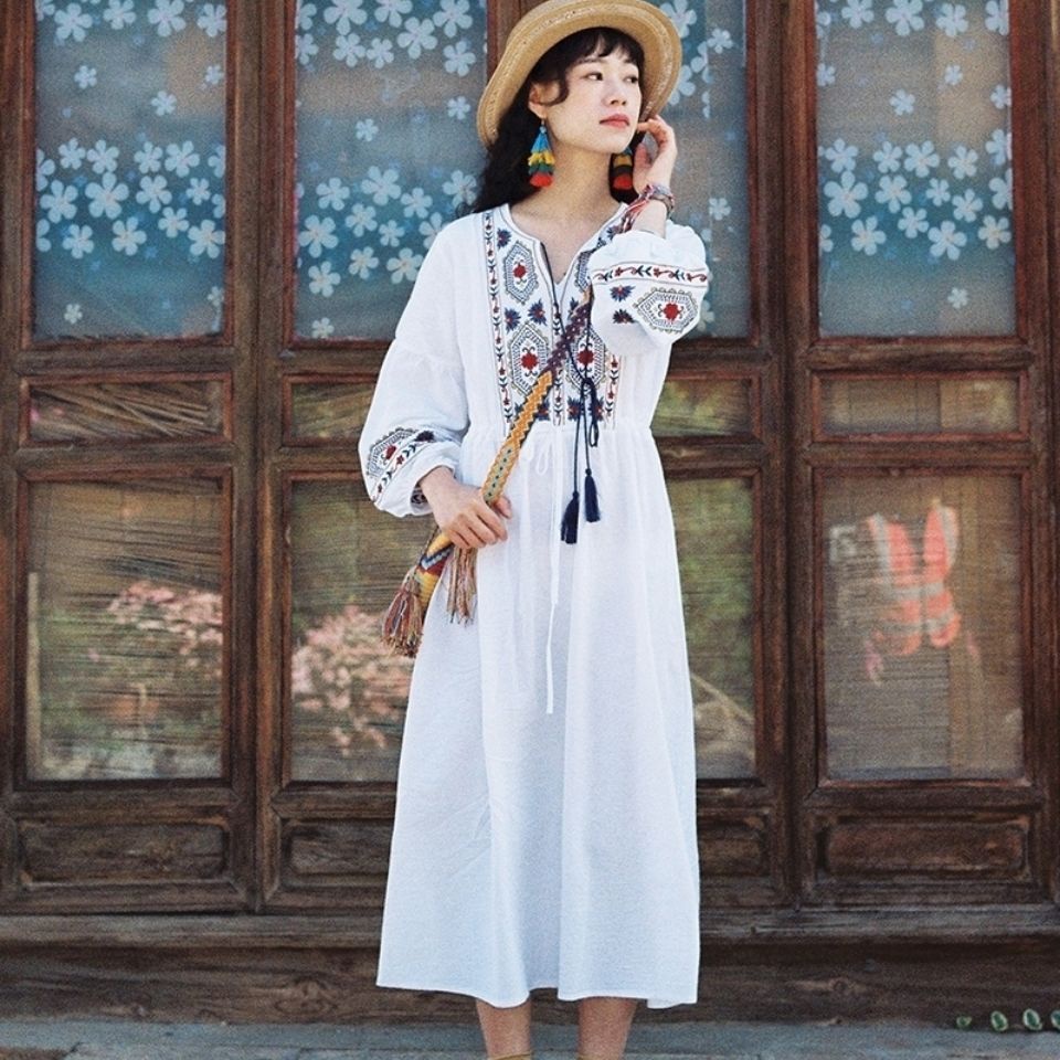 Đầm Dài Cotton Lanh Màu Trắng Thêu Họa Tiết Dân Tộc Tây Tạng Cho Nữ LF7