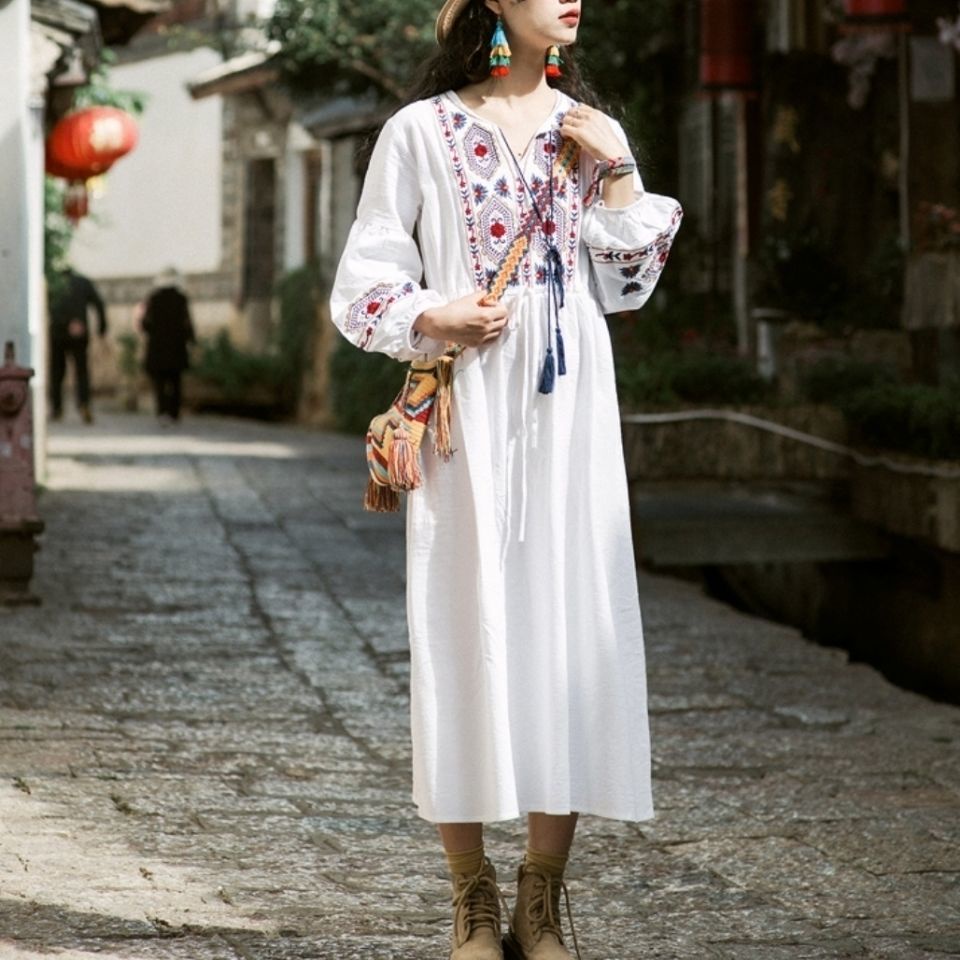 Đầm Dài Cotton Lanh Màu Trắng Thêu Họa Tiết Dân Tộc Tây Tạng Cho Nữ LF7