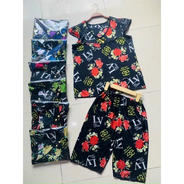 Đồ bộ trung niên cho mẹ, cho bà bông hoa nhí nền đen. Size 45-60kg. Chat thun lạnh, co giãn 4 chiều. Giá 39k/bộ
