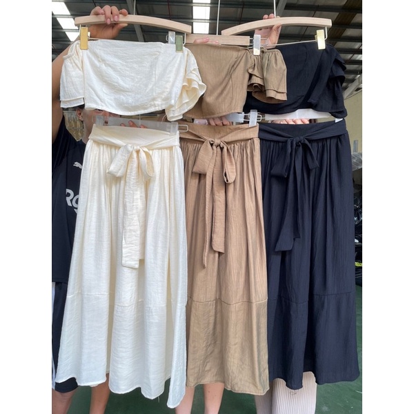 Sét váy áo trễ vai kèm chân váy dài thắt nơ chất đũi mát L1_Cuastore