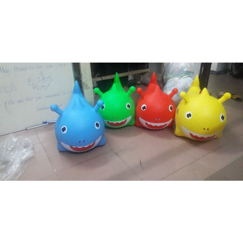 Thú nhún bơm hơi hình con bò cho bé yêu