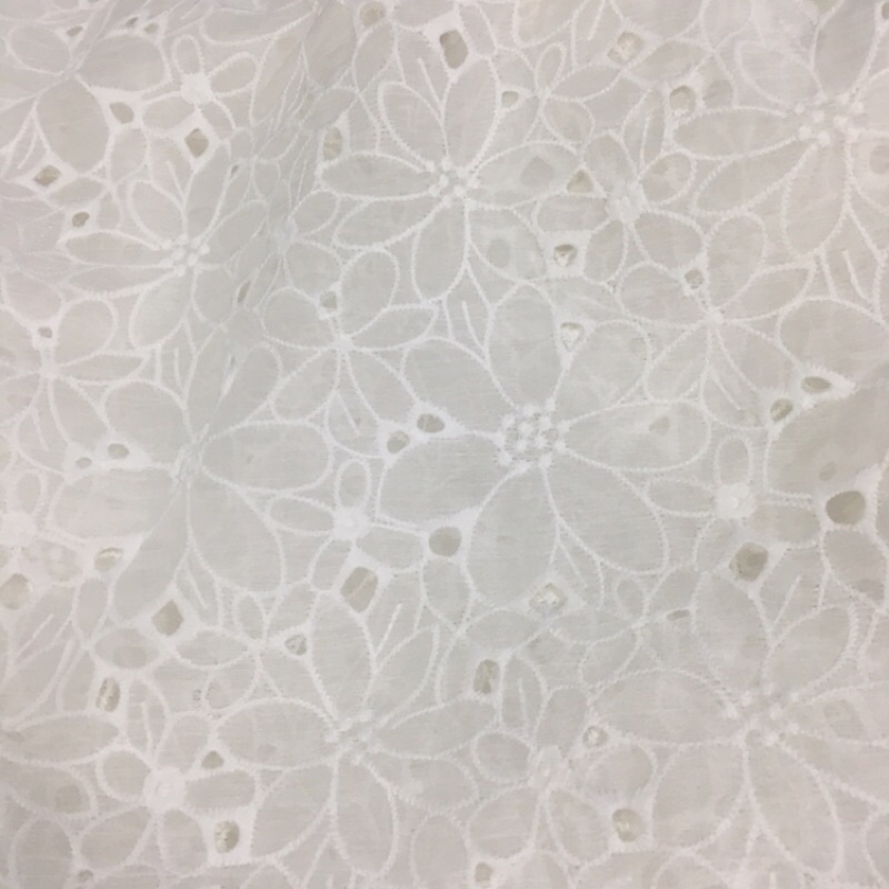 Vải voan tơ thêu hoa trắng