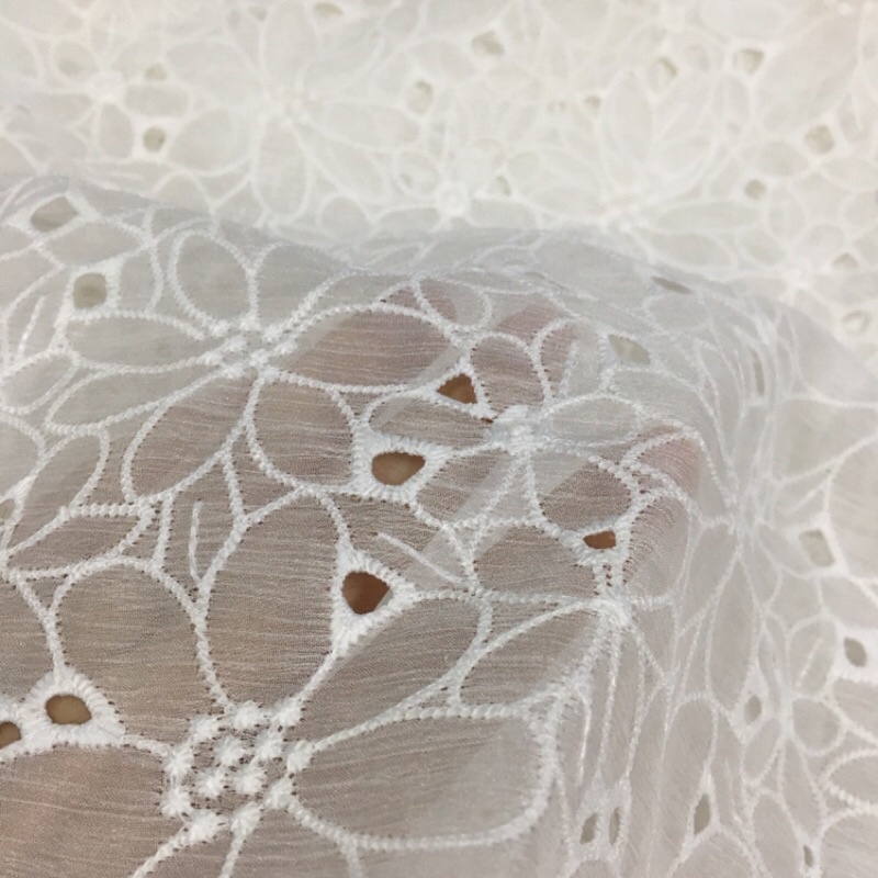 Vải voan tơ thêu hoa trắng