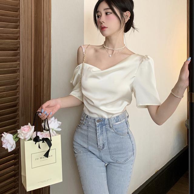 Jiashucheng Áo Thun Ngắn Tay Cao Cấp Hở Vai Phối Dây Xích Ngọc Trai Phong Cách Pháp Thời Trang Mùa Hè Dành Cho Nữ