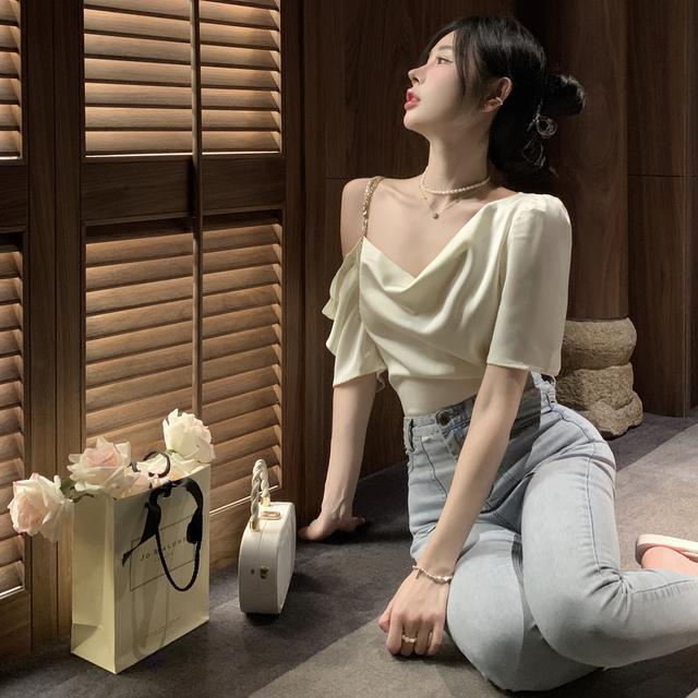 Jiashucheng Áo Thun Ngắn Tay Cao Cấp Hở Vai Phối Dây Xích Ngọc Trai Phong Cách Pháp Thời Trang Mùa Hè Dành Cho Nữ