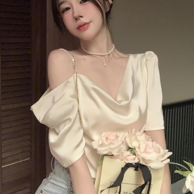 Jiashucheng Áo Thun Ngắn Tay Cao Cấp Hở Vai Phối Dây Xích Ngọc Trai Phong Cách Pháp Thời Trang Mùa Hè Dành Cho Nữ