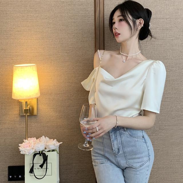 Jiashucheng Áo Thun Ngắn Tay Cao Cấp Hở Vai Phối Dây Xích Ngọc Trai Phong Cách Pháp Thời Trang Mùa Hè Dành Cho Nữ