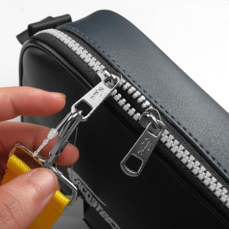 Túi đeo chéo LACT  Men's Classic 2023 Chất Da si Logo  Kim Loại cao cấp  Form vuông sang trọng